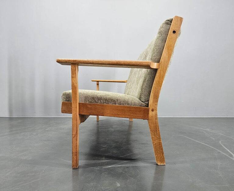 Canapé 3 places par Hans J. Wegner pour Getama, Danemark, années 1960