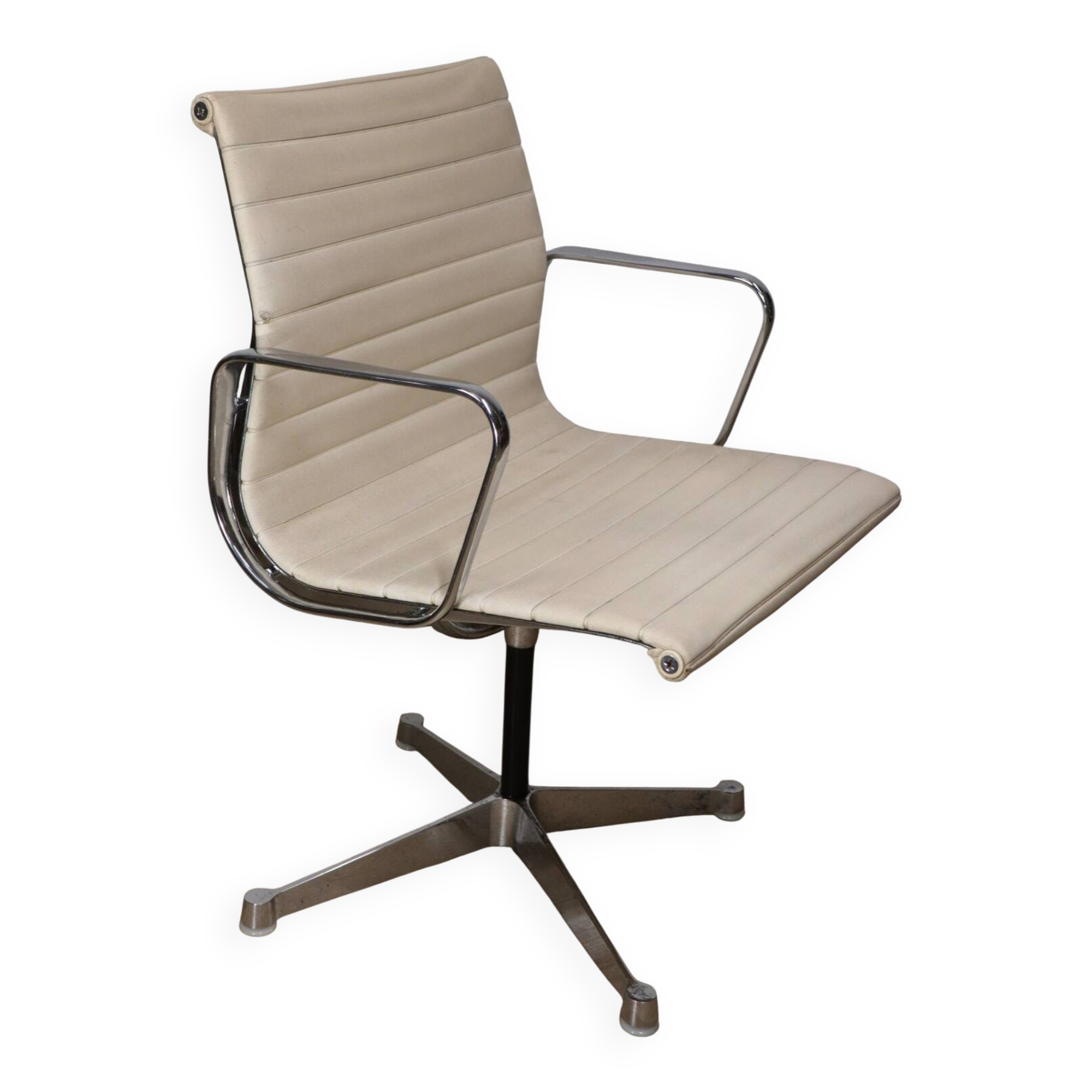 Fauteuil EA 108 en cuir – Charles & Ray Eames – Herman Miller – 1960