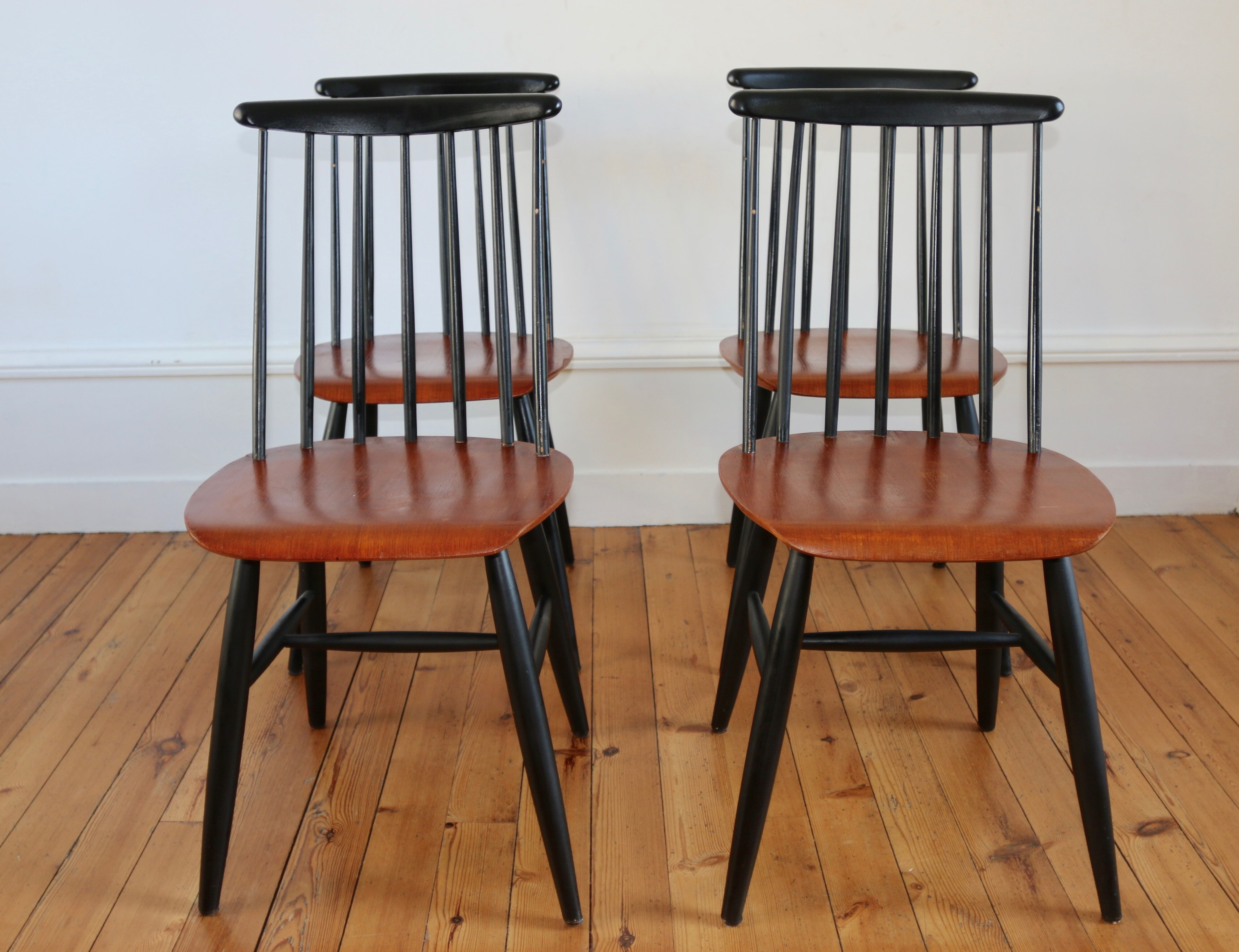 Série de 4 chaises scandinaves Fanett Tapiovaara