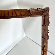 Cadre ancien sculpté à la main en bois de cèdre 29,5 cm x 24 cm