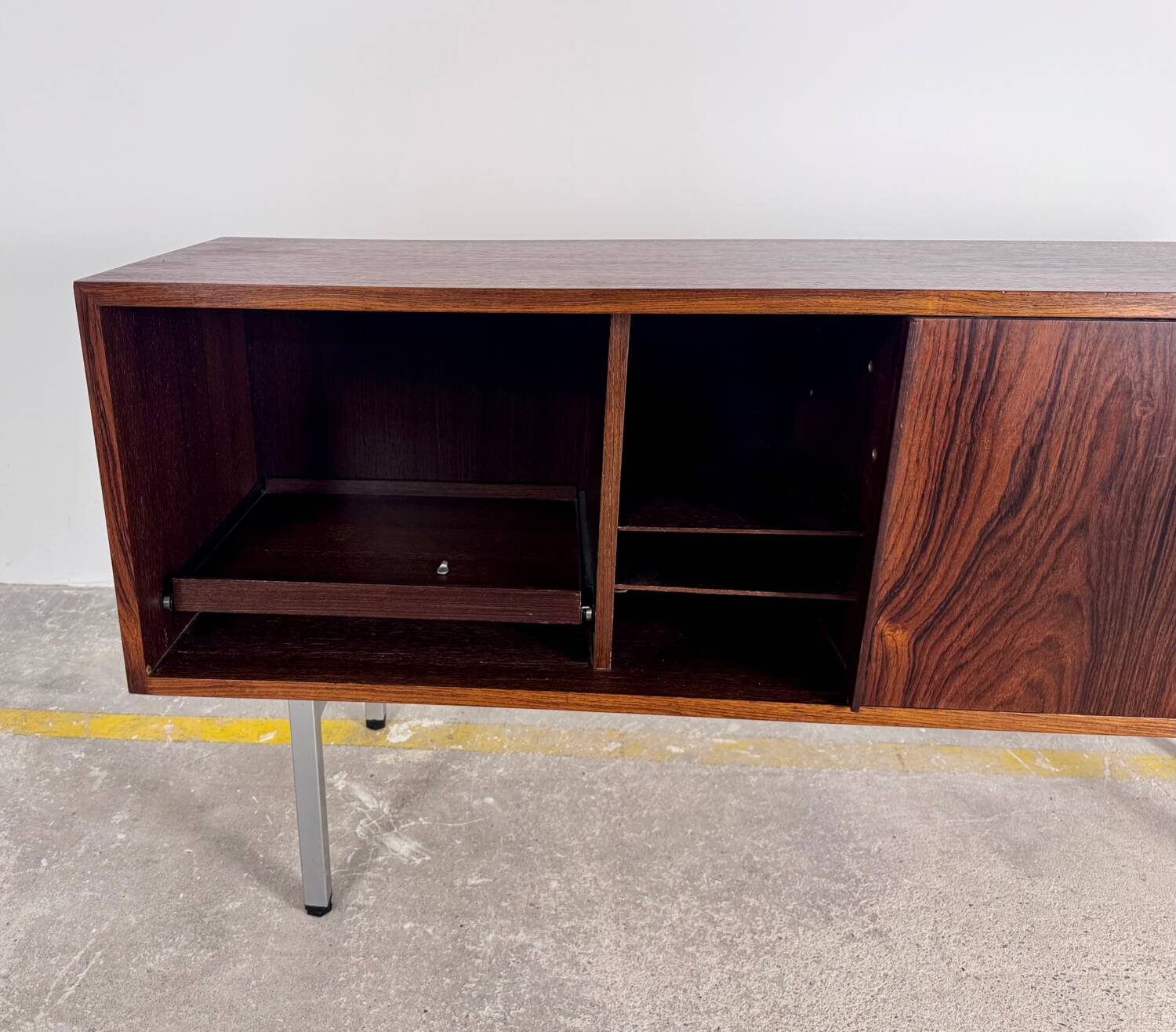 Small enfilade, 142 cm long, with 2 doors in rosewood.