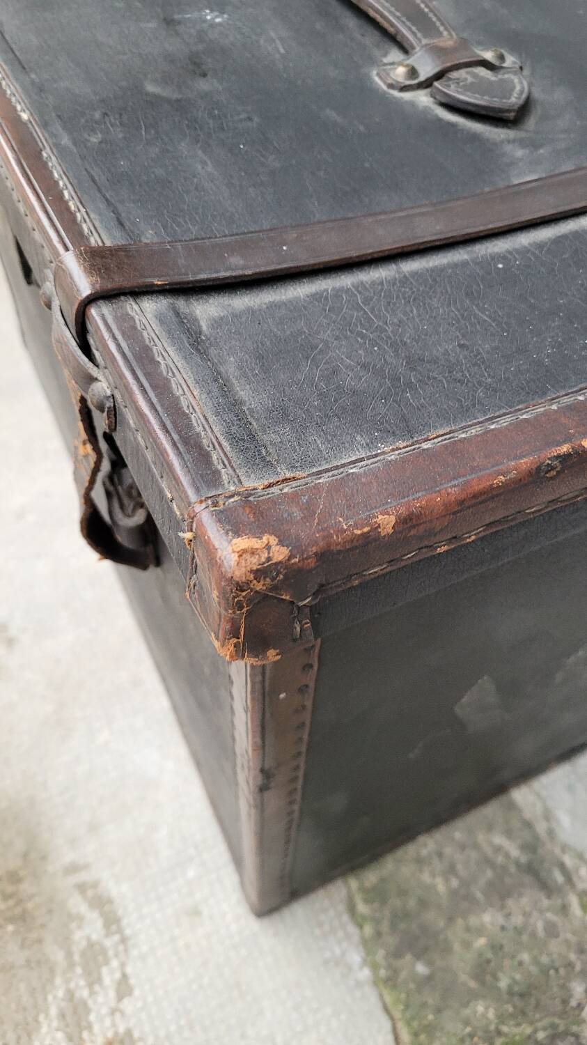 Leather travel trunk from the 1900s
