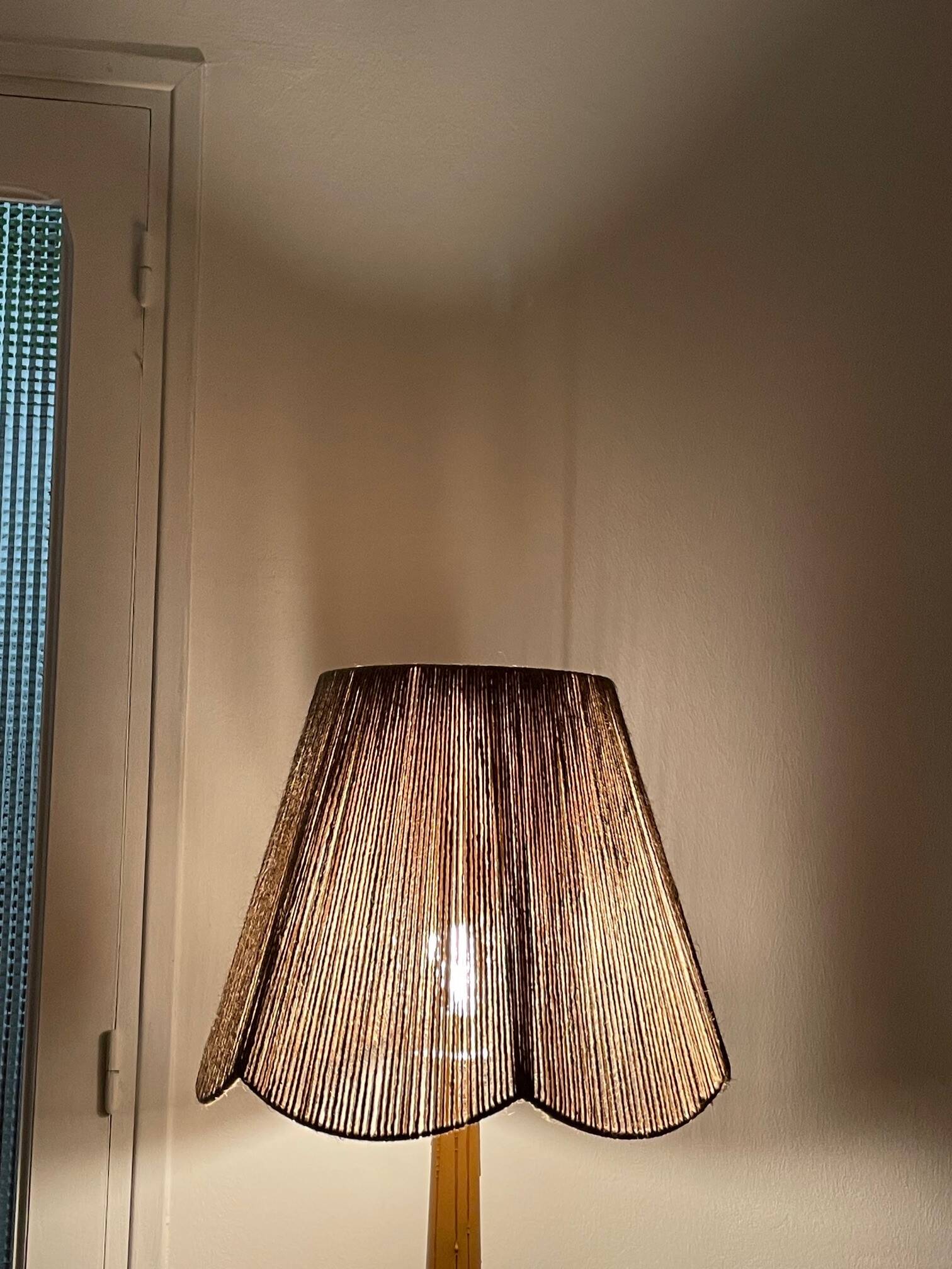Lampadaire vintage en bois naturel et abat jour en corde années 1960