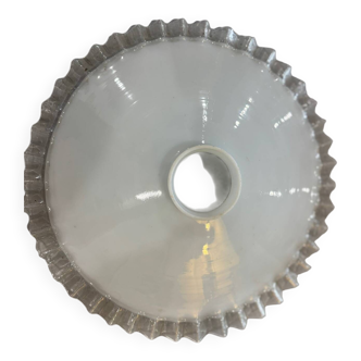 Suspension opaline dentelée