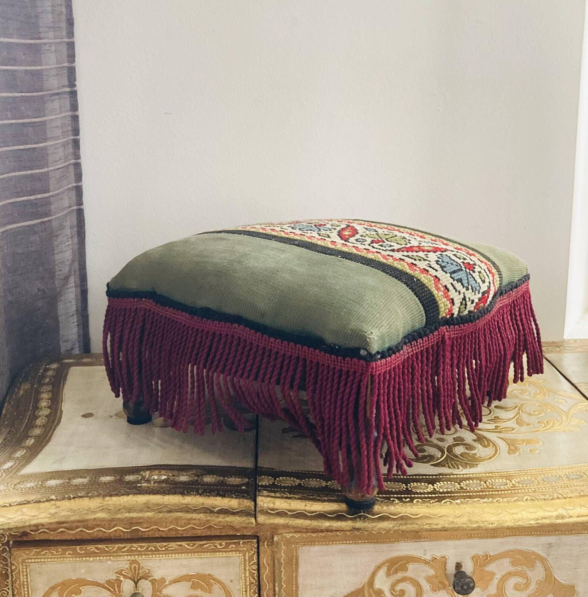 Repose pieds Napoleon III époque XIXe tapisserie aux points de croix