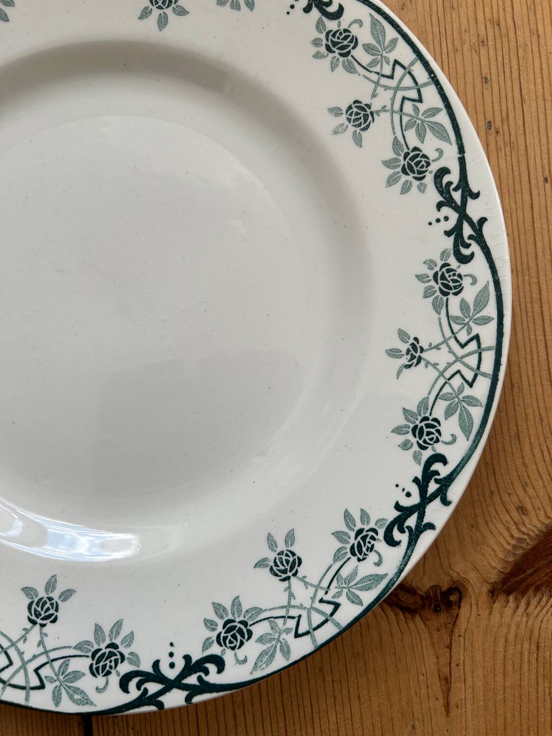 Set of 4 antique flat plates “Terre de Fer”