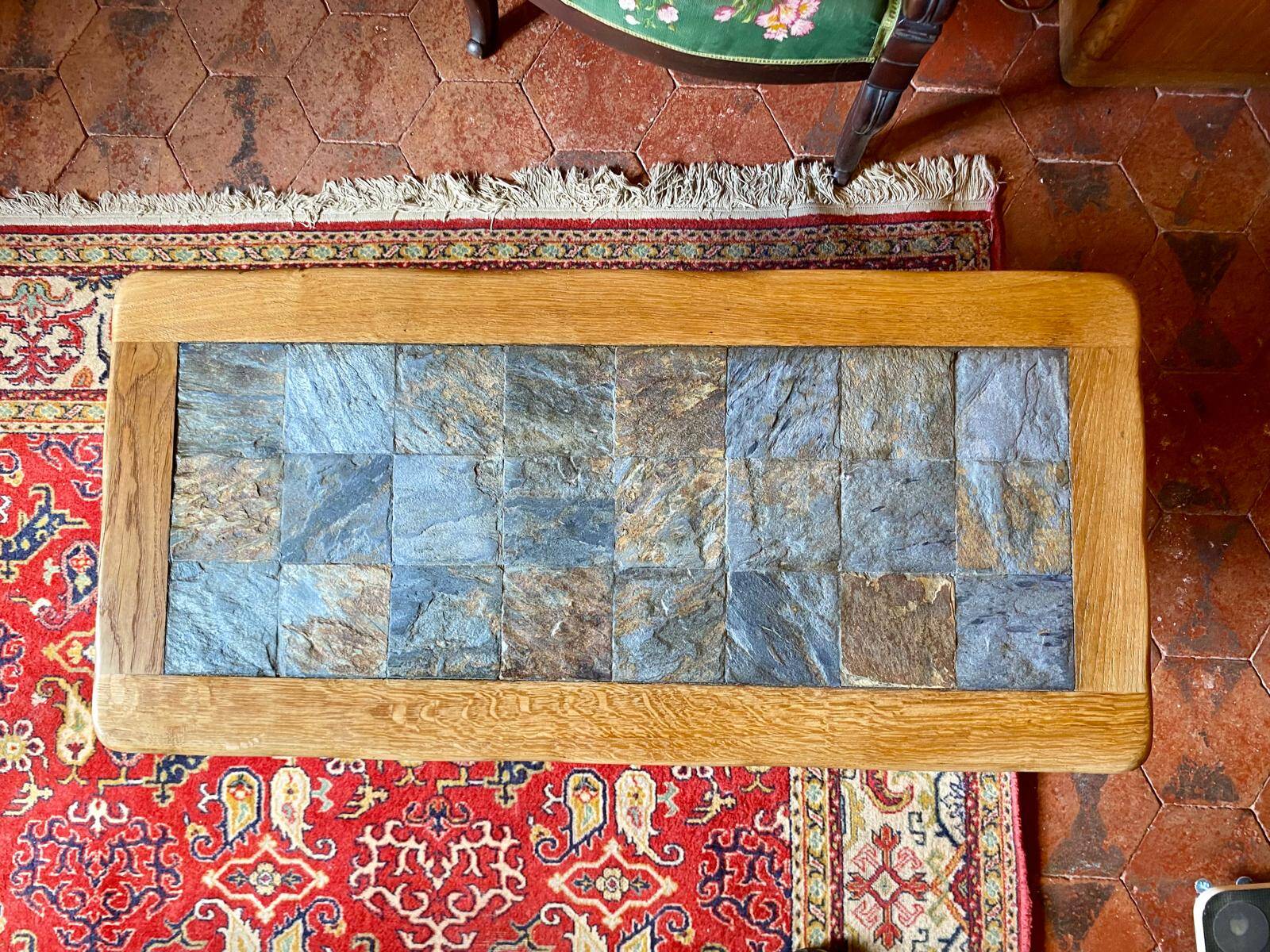 Vintage coffee table in solid oak and slate – Press screw base