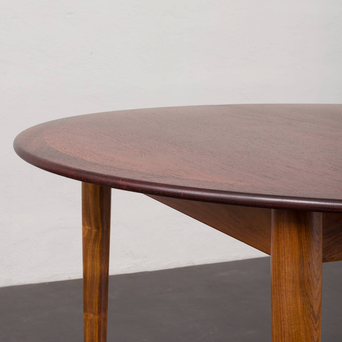 Circular dining table in rosewood, model 'PJ 2-5' by Grete Jalk