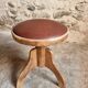 Tabouret français vintage en bois réglable, assise en skaï, années 1960