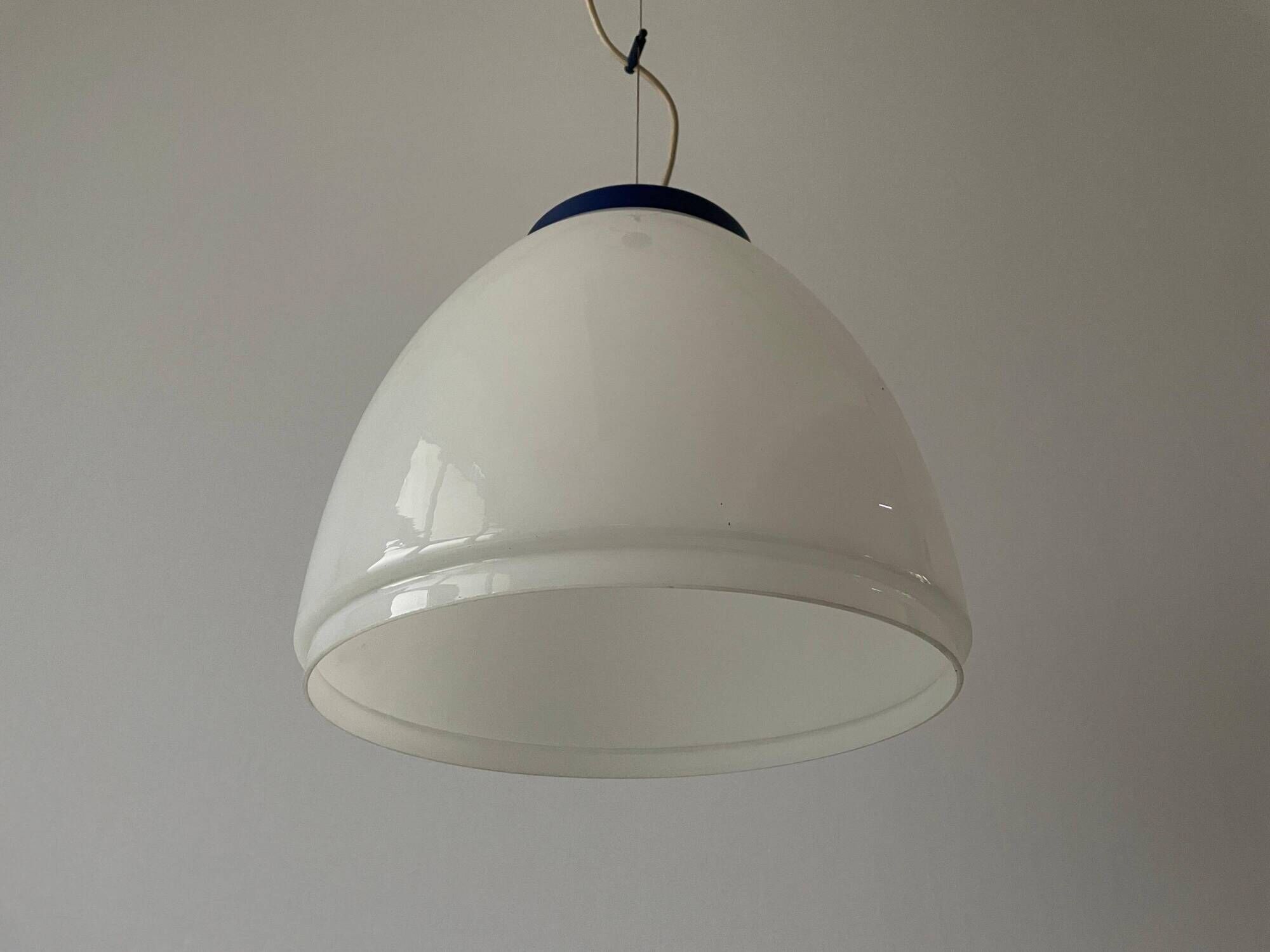 Suspension du milieu du siècle en verre blanc avec dessus bleu foncé, années 1960, Italie
