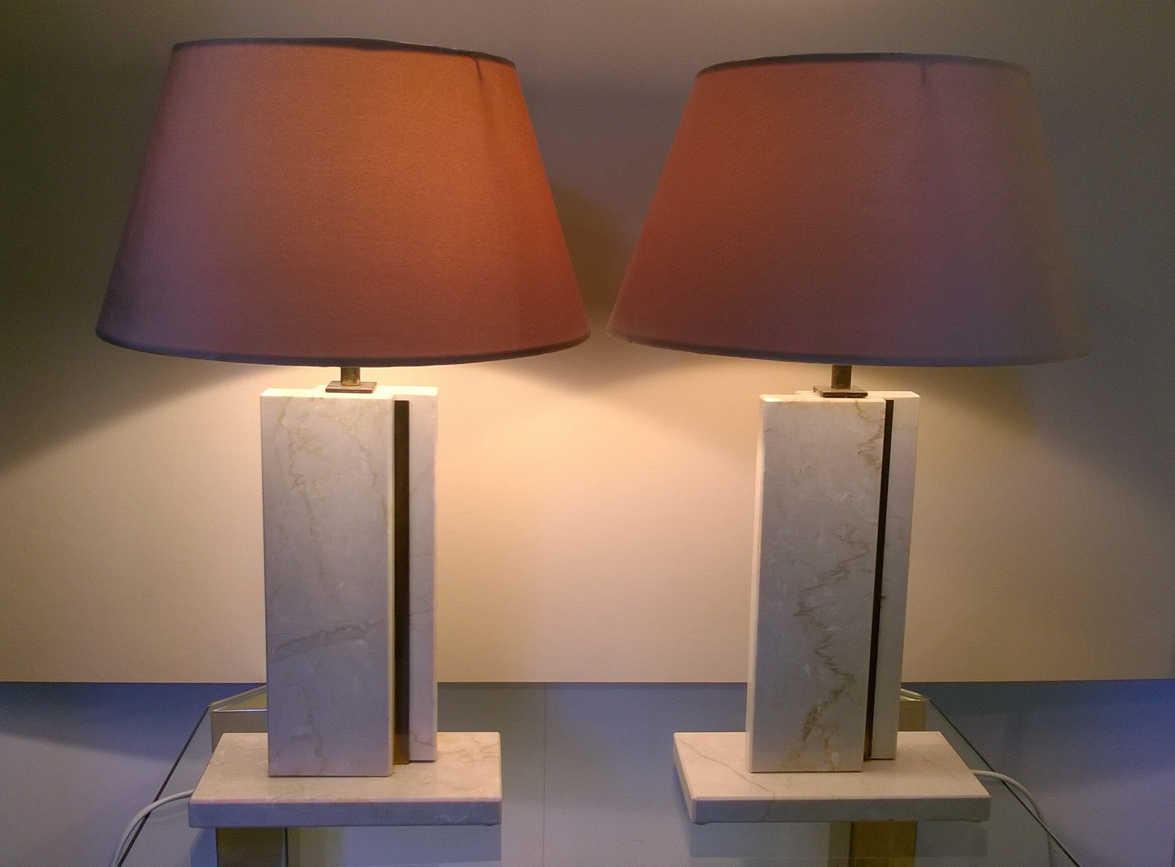 Paire de lampes des années 70 en travertin marbres et laiton
