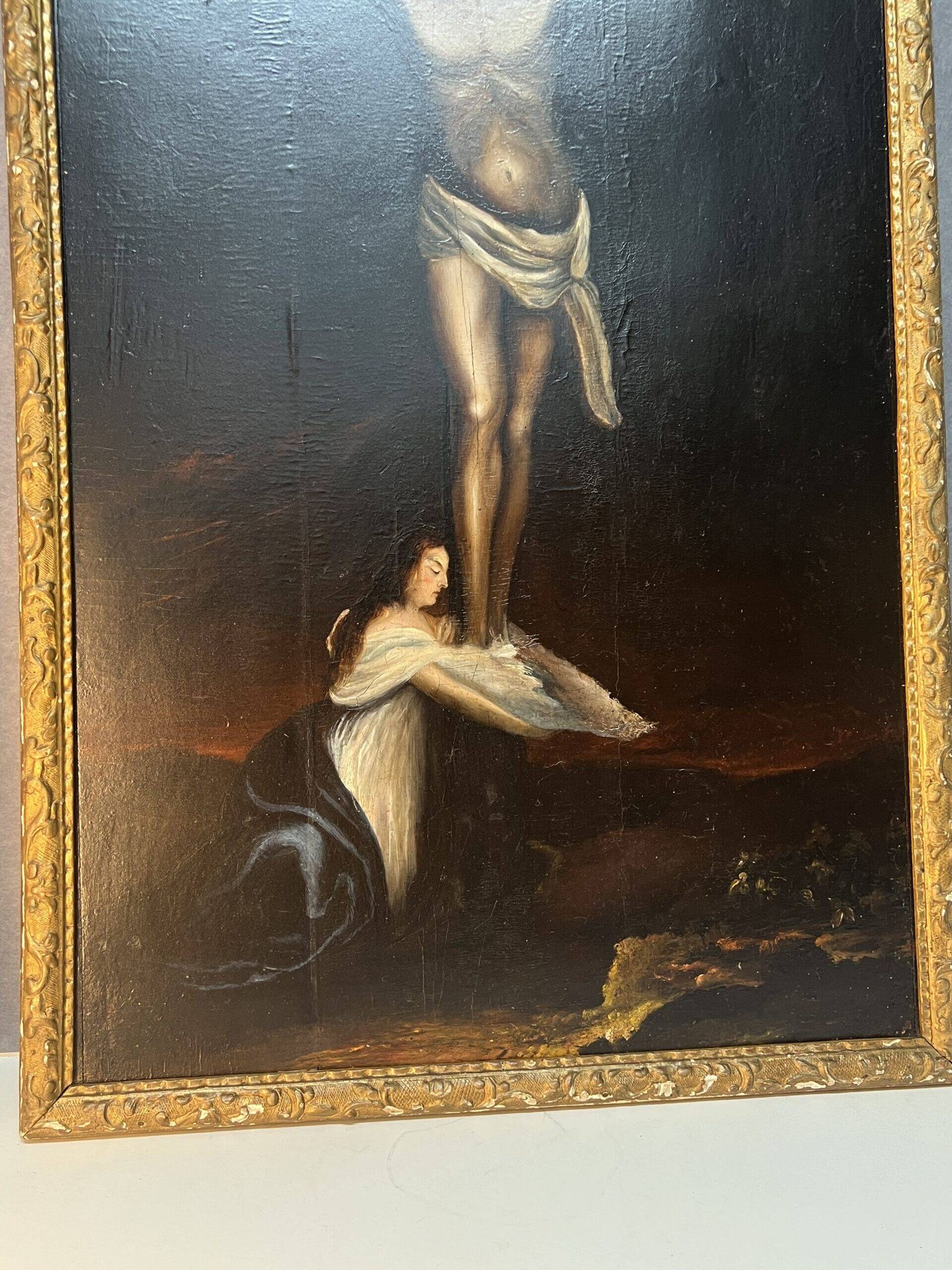 Beautiful religious work from the 17th century, oil on panel representing Christ on his cross with Mary Magdalene at his feet