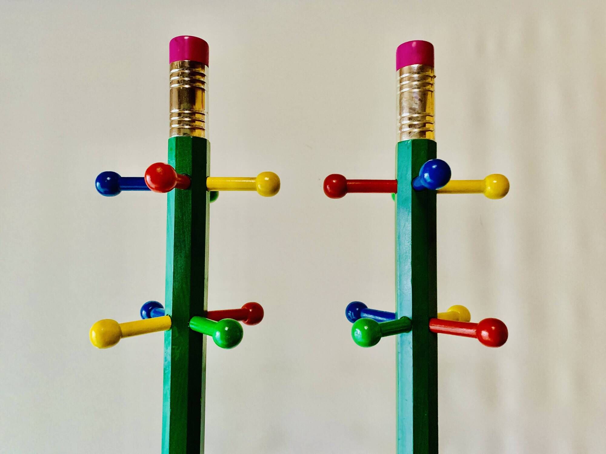 Paire de portemanteaux pour enfants vintage - forme de crayon