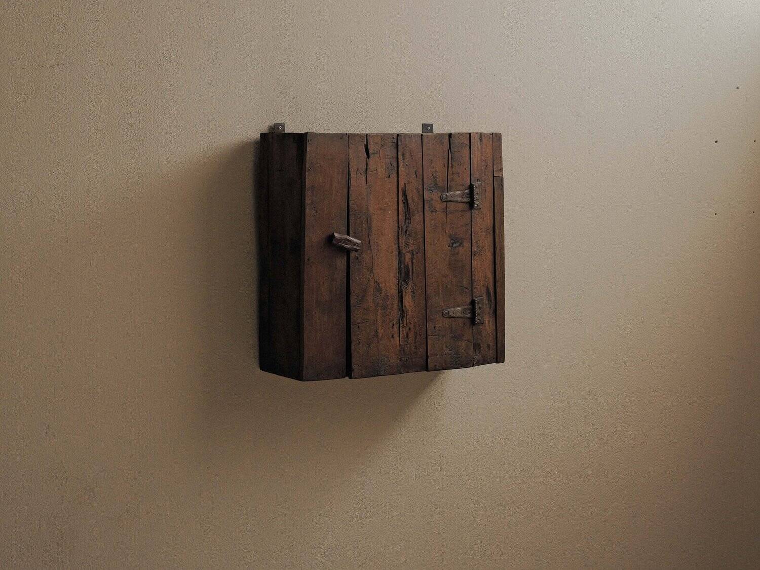 Mountain wall cabinet in solid pine, Folk Art, around 1900