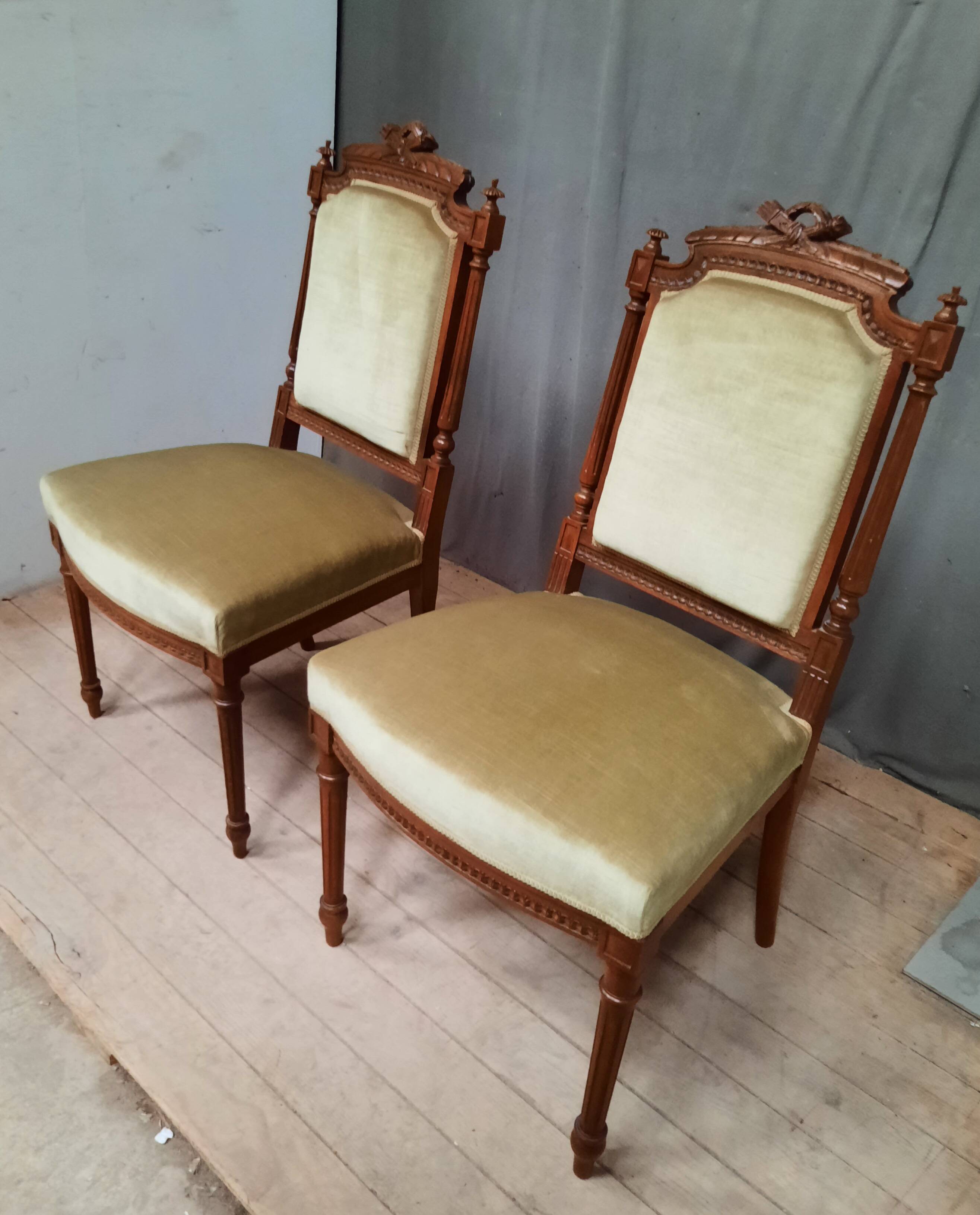 Paire de chaise en chêne et velour