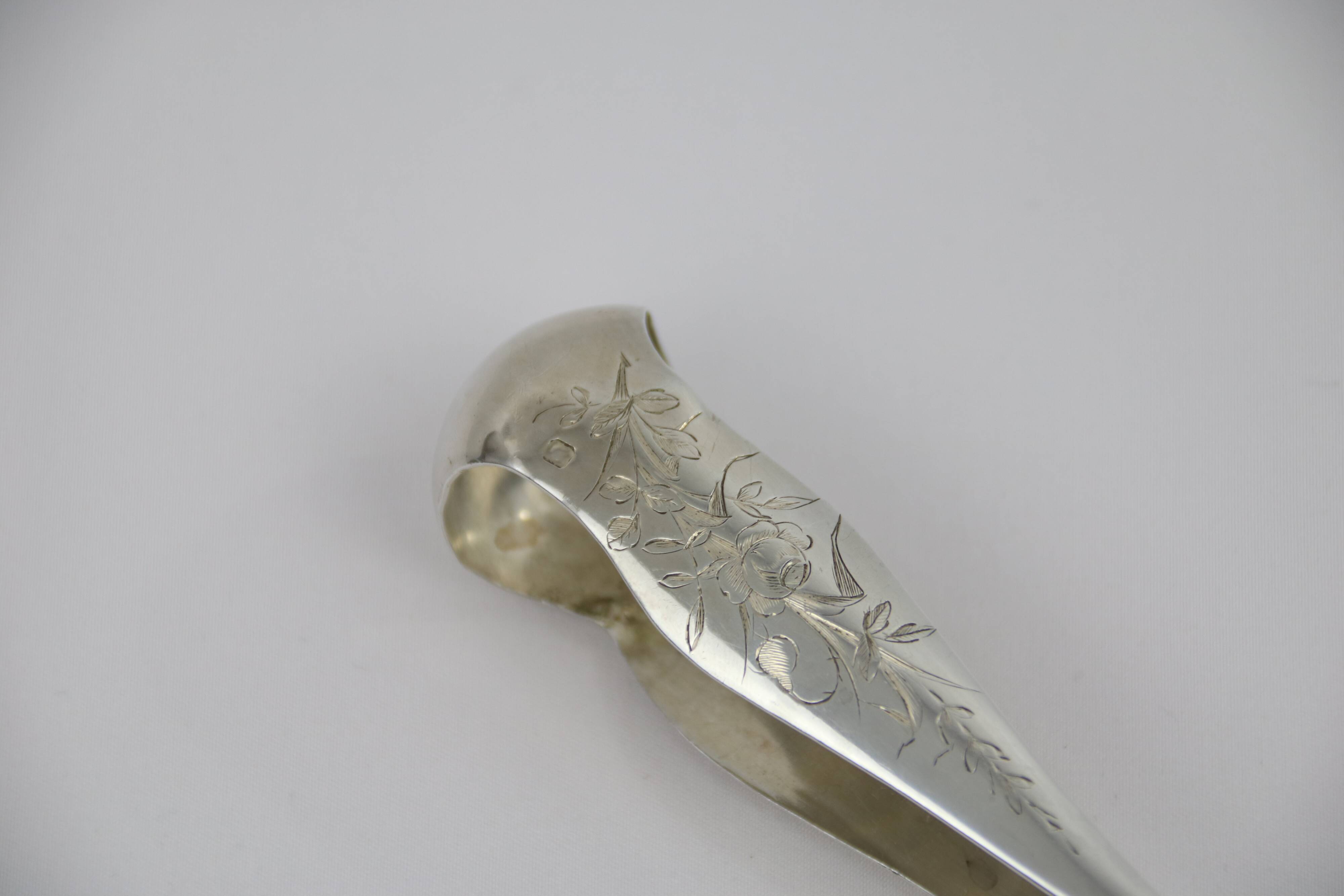 Acanthus-leaf sugar pinch in solid silver acanthus leaf