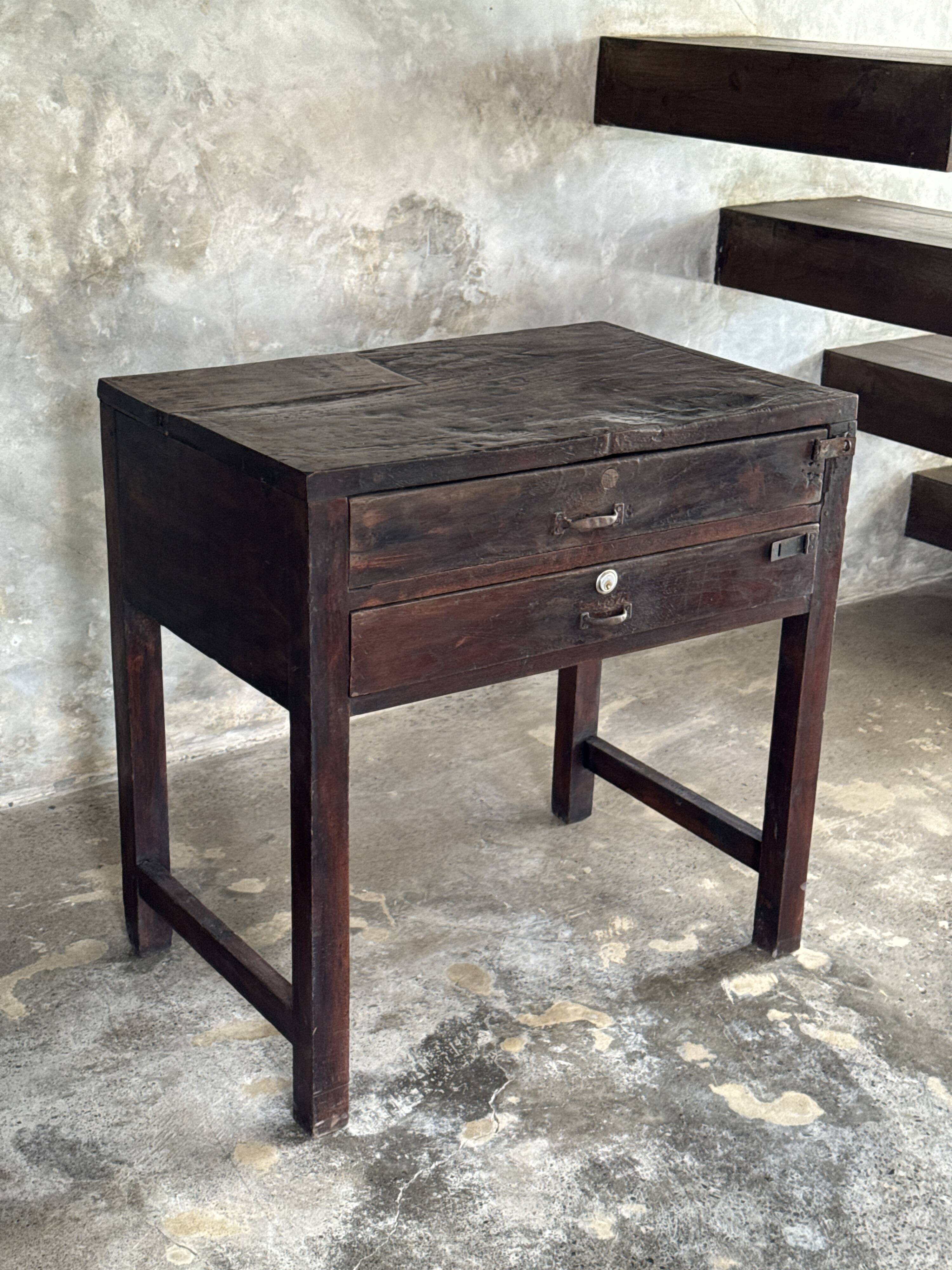 Meuble de métier ancien indonésien en teck à deux tiroirs H80,5 L79,5x51