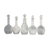 Lot de cinq carafes en verre
