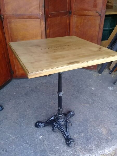 Bistro table feet in iron cast and solid wood tray