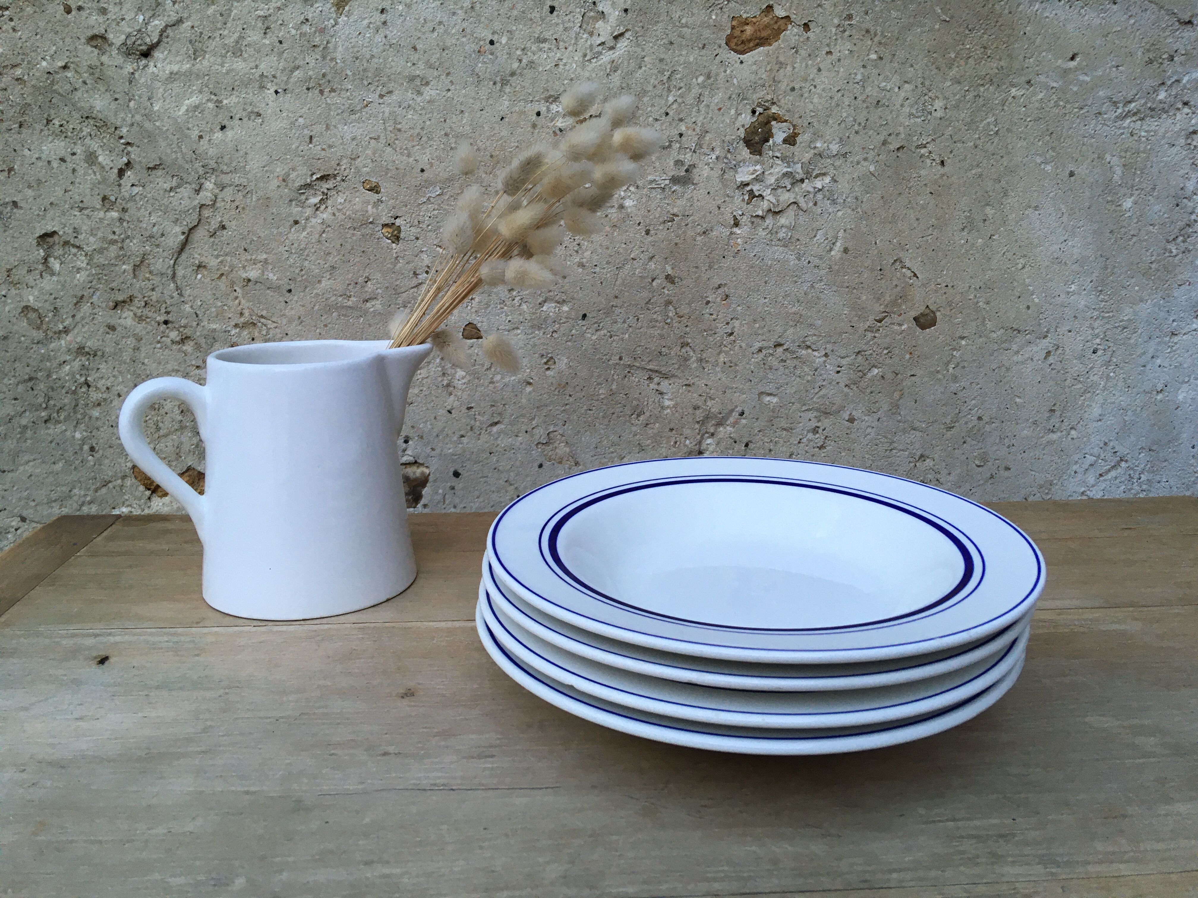 Hollow plates with blue trim Quadrifoglio