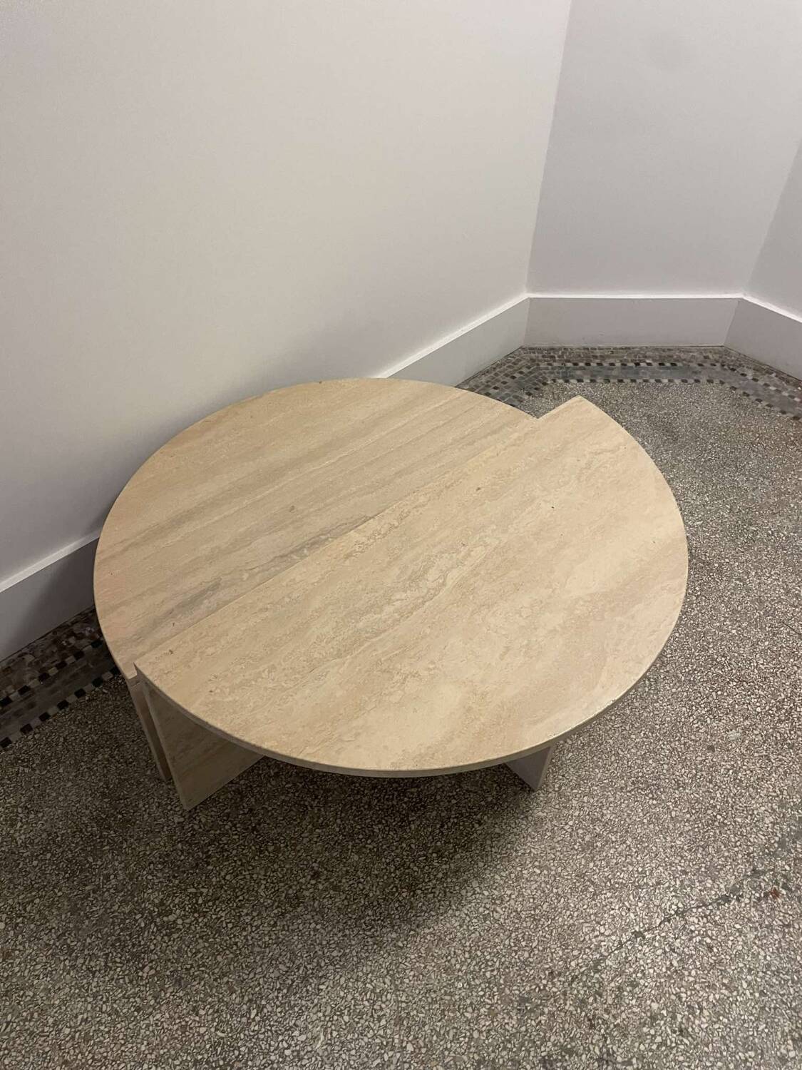 Table basse ronde en travertin, modèle pour Up&up, Italy, 1970s