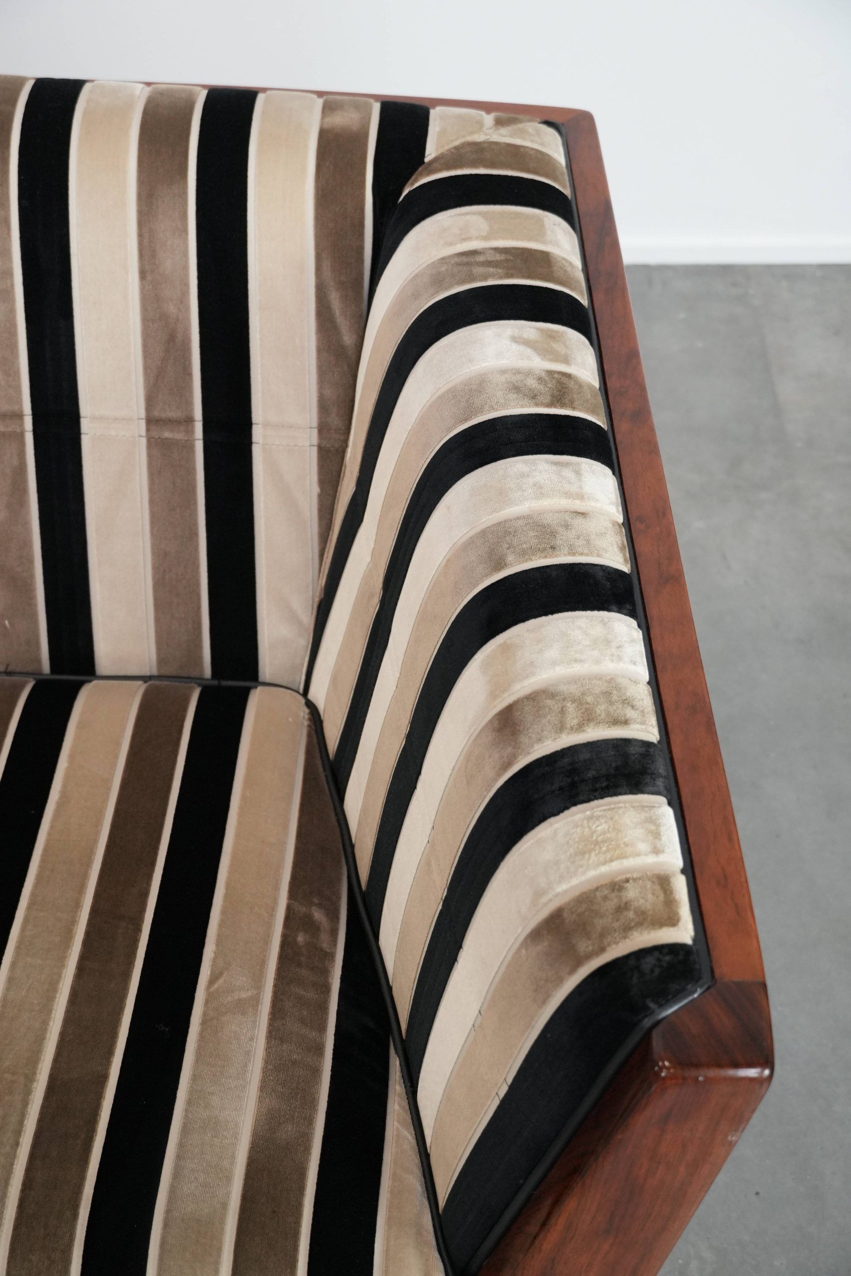 Canapé 2,5 places de luxe au design Art Déco, avec de magnifiques boiseries et un revêtement en tissu de haute qualité.