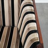 Canapé 2,5 places de luxe au design Art Déco, avec de magnifiques boiseries et un revêtement en tissu de haute qualité.