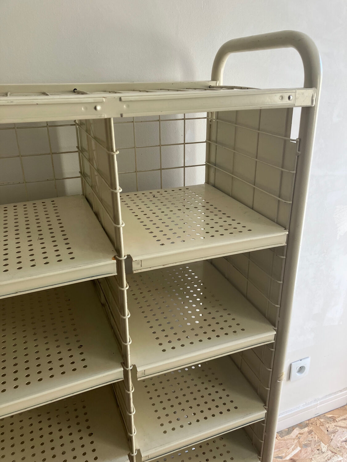 Shelf cabinet postal sorting