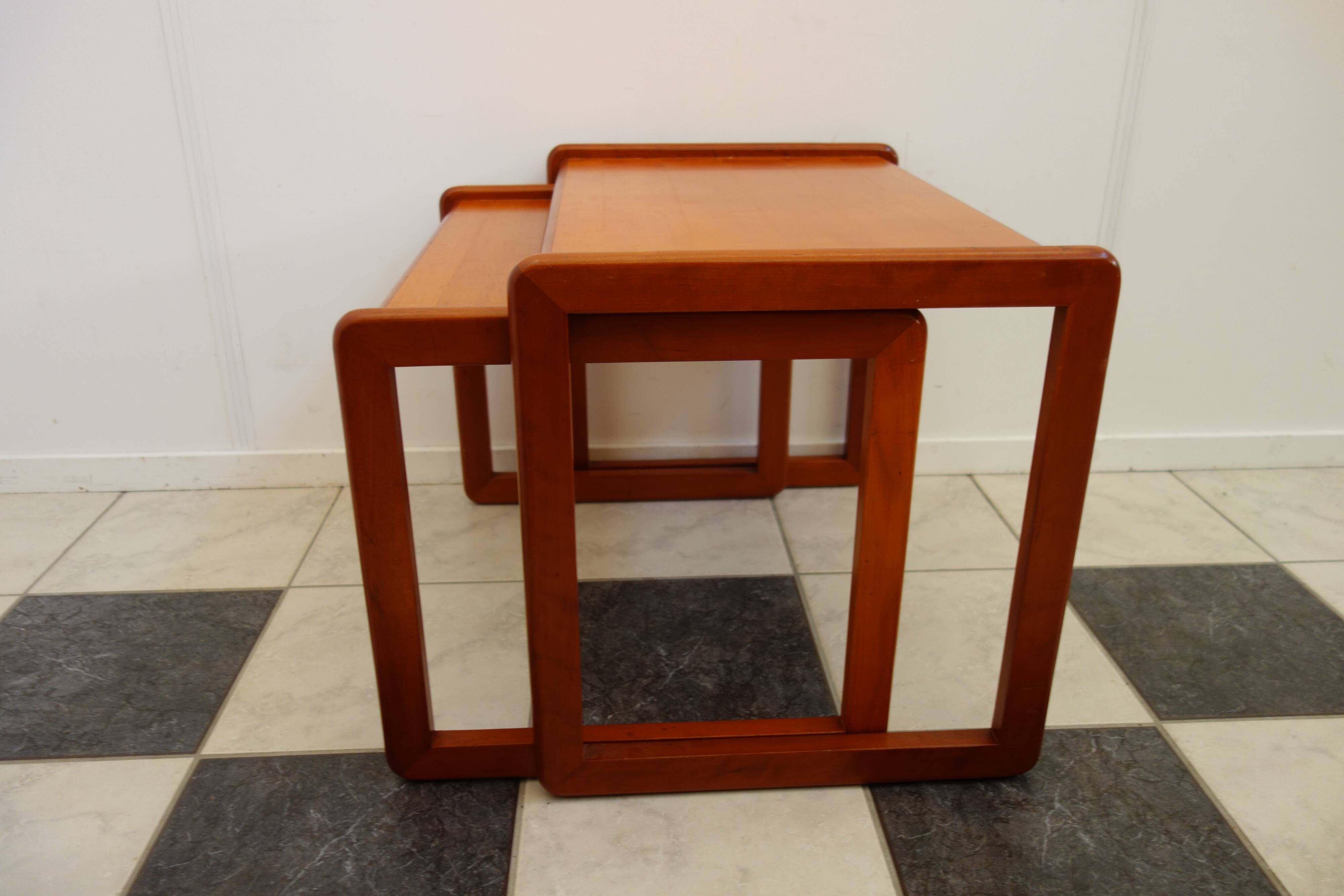 Ensemble de tables gigognes des années 1960