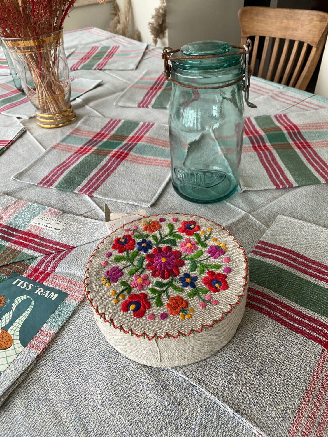 Mi-linen box and hand-embroidered flowers