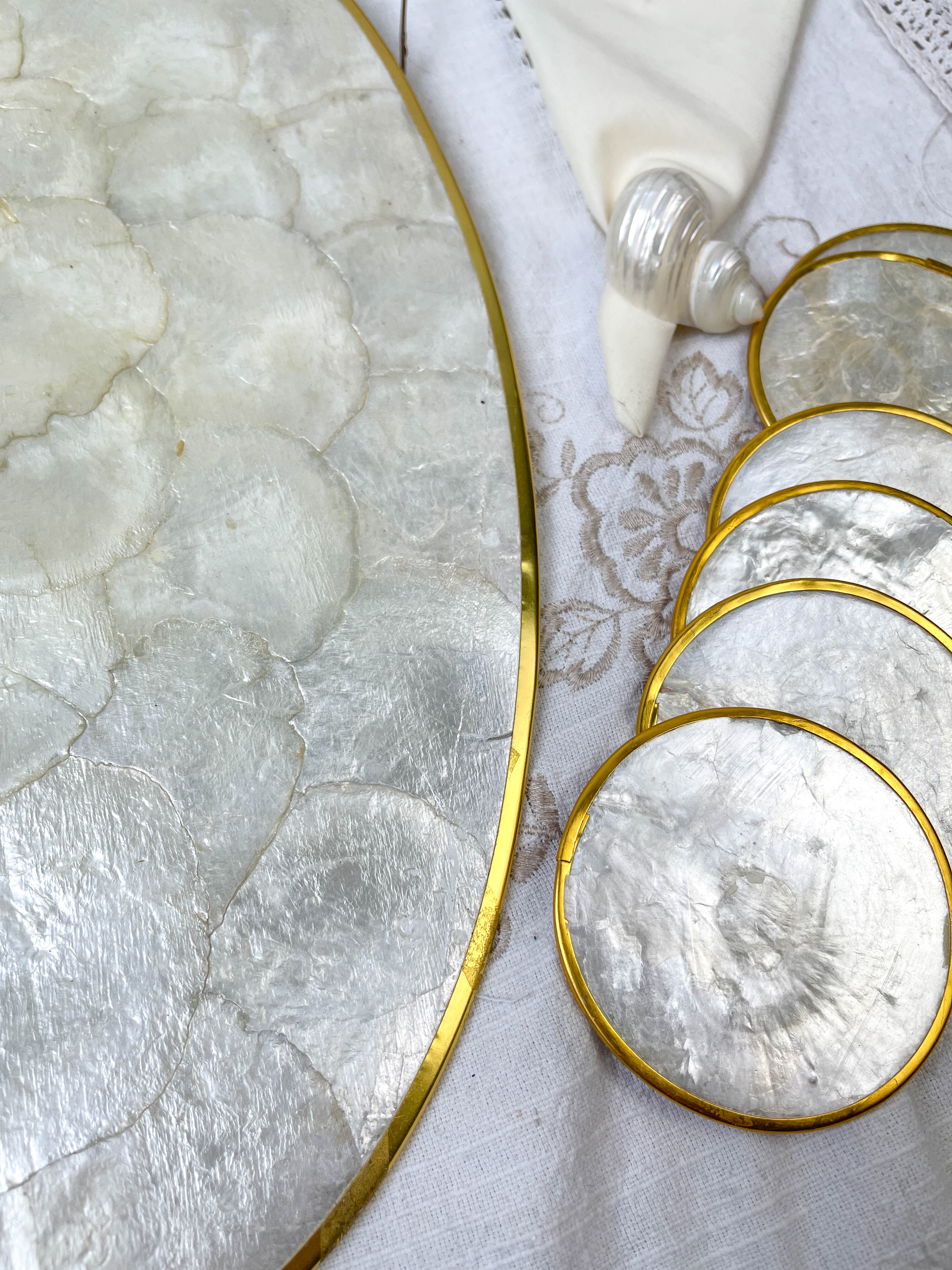 6 Sets de table & 6 sous verre nacre de Capiz et 6 serviettes brodées vintage