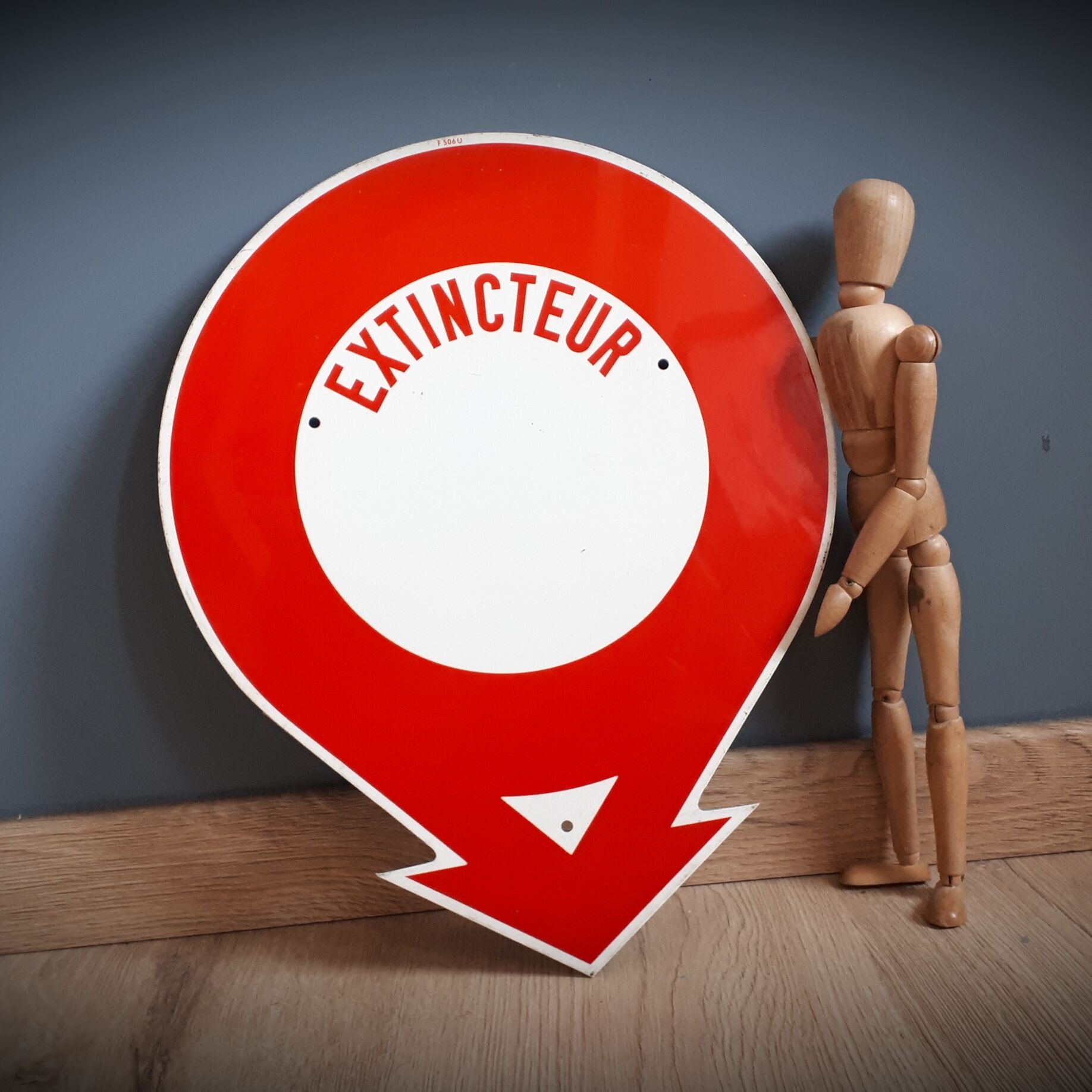 Fire extinguisher plate