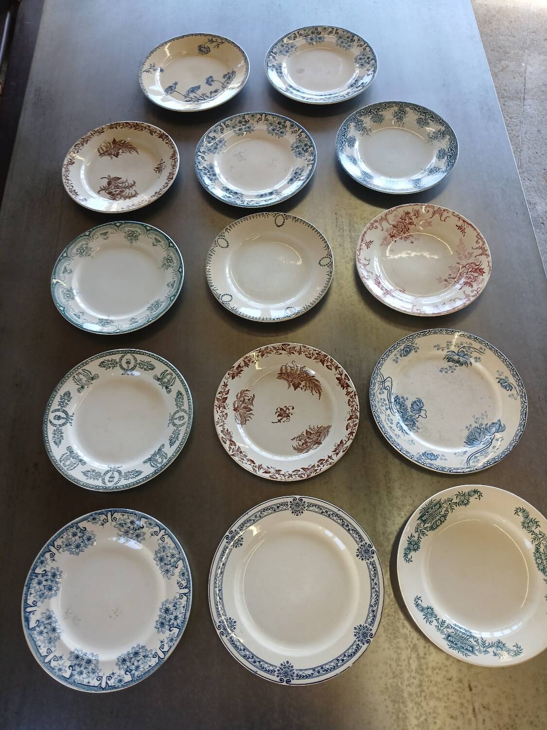 14 mismatched flat plates Terre de fer