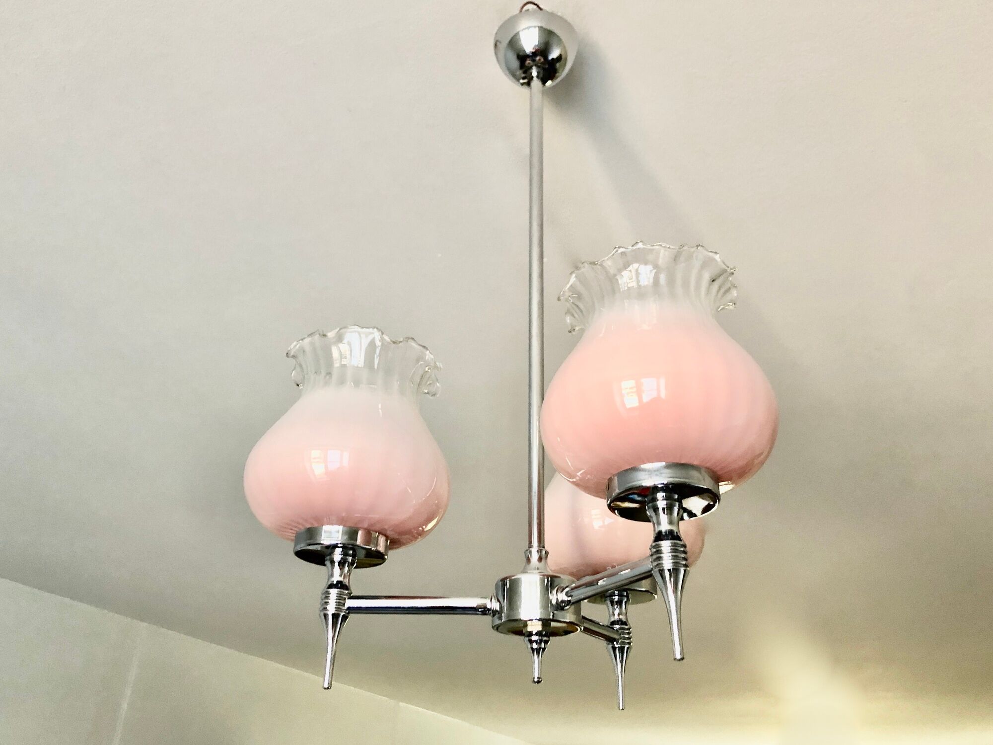 Chandelier 3 fires chrome and corollas of pink glass 1970