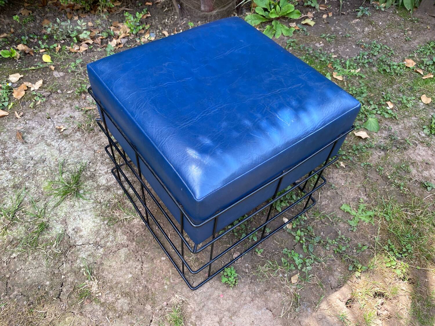 Square stool in black lacquered steel wire and blue leatherette circa 1970