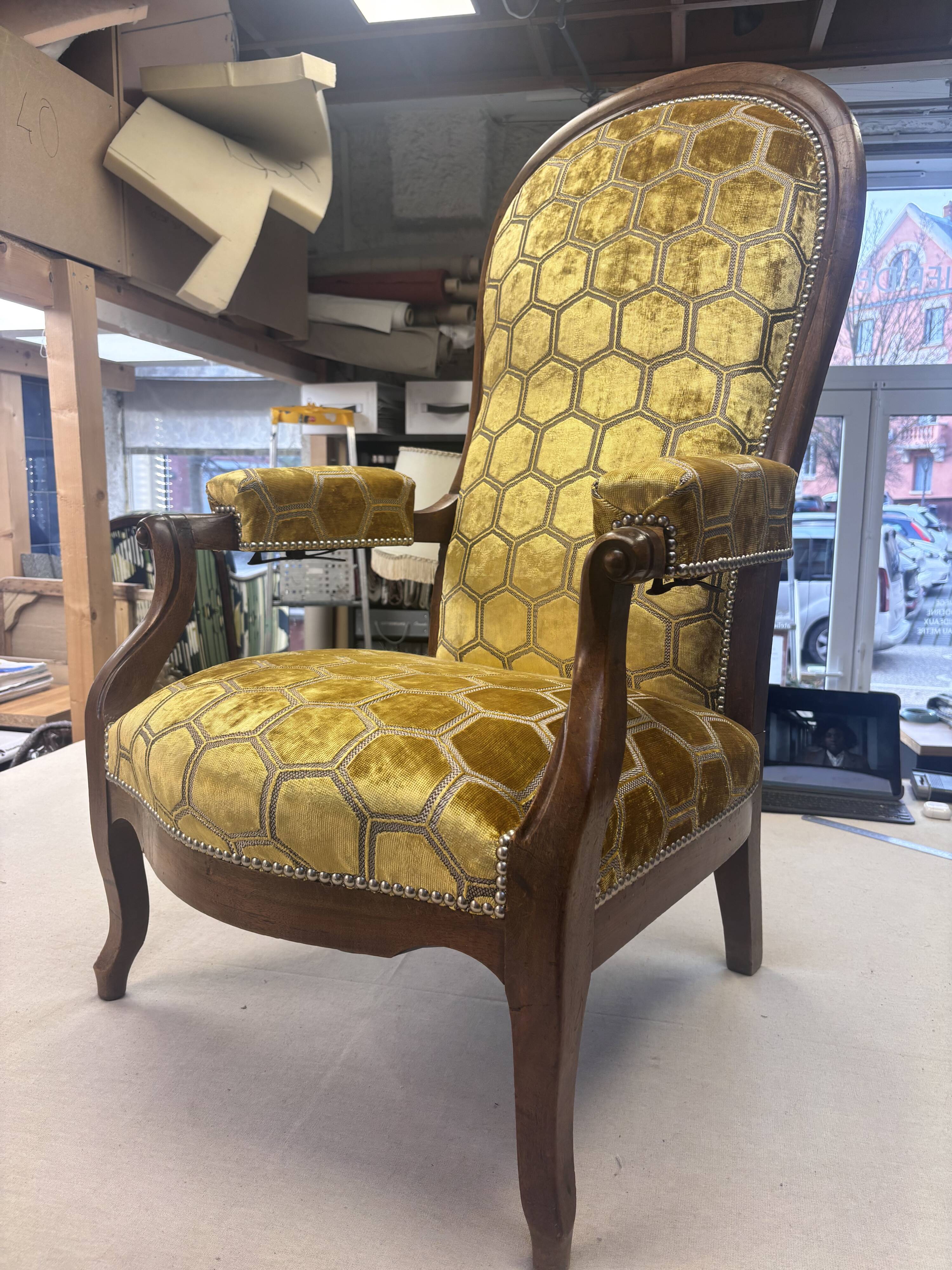 Voltaire armchair with a rack mechanism