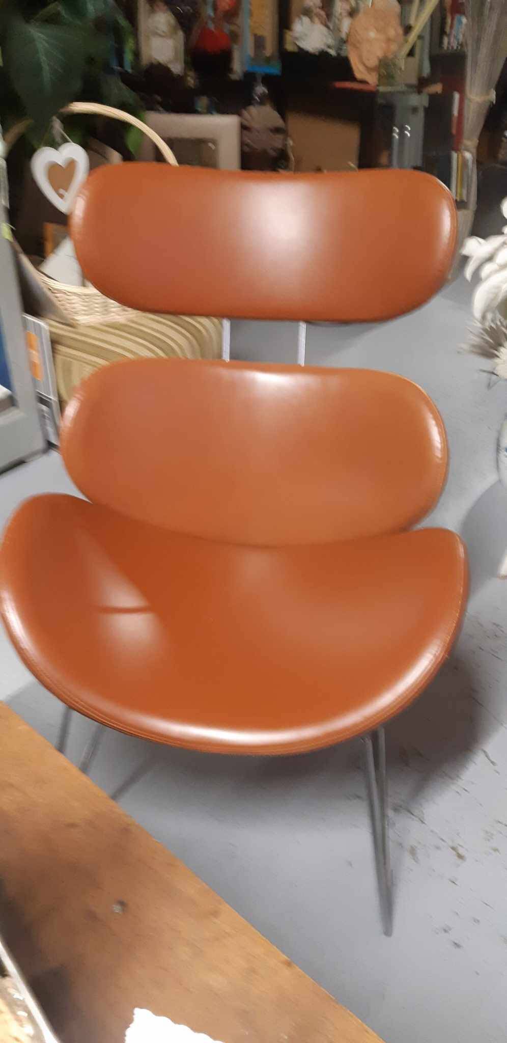 Lot de deux grands fauteuils "designer" intérieur