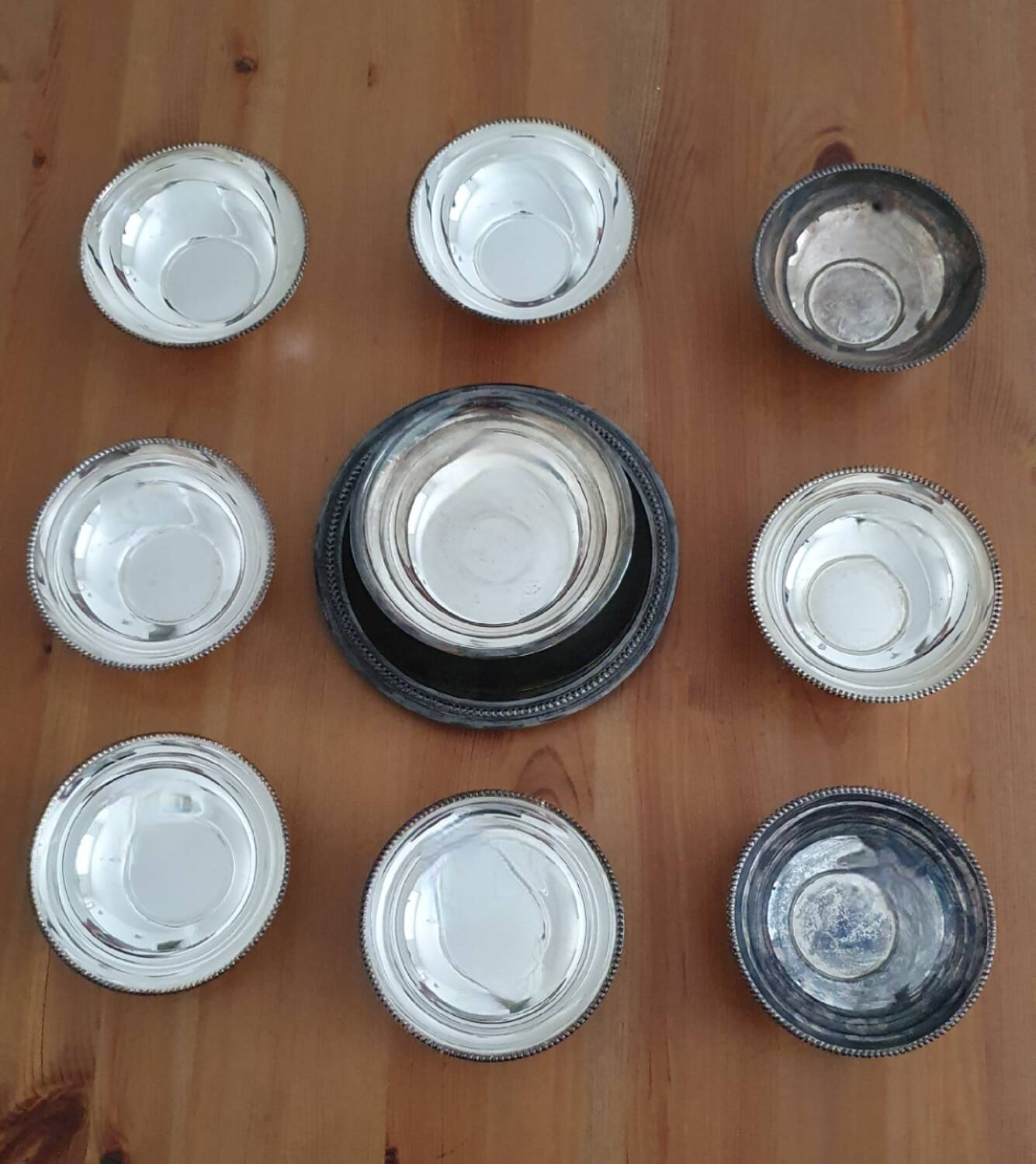 Lot of Saint Médard sauceboat and 8 bowls