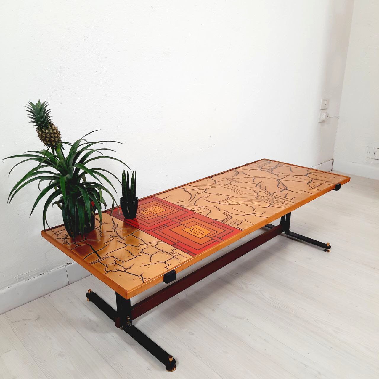 Coffee table 60s top enamelled color red and gold, metal and brass base.