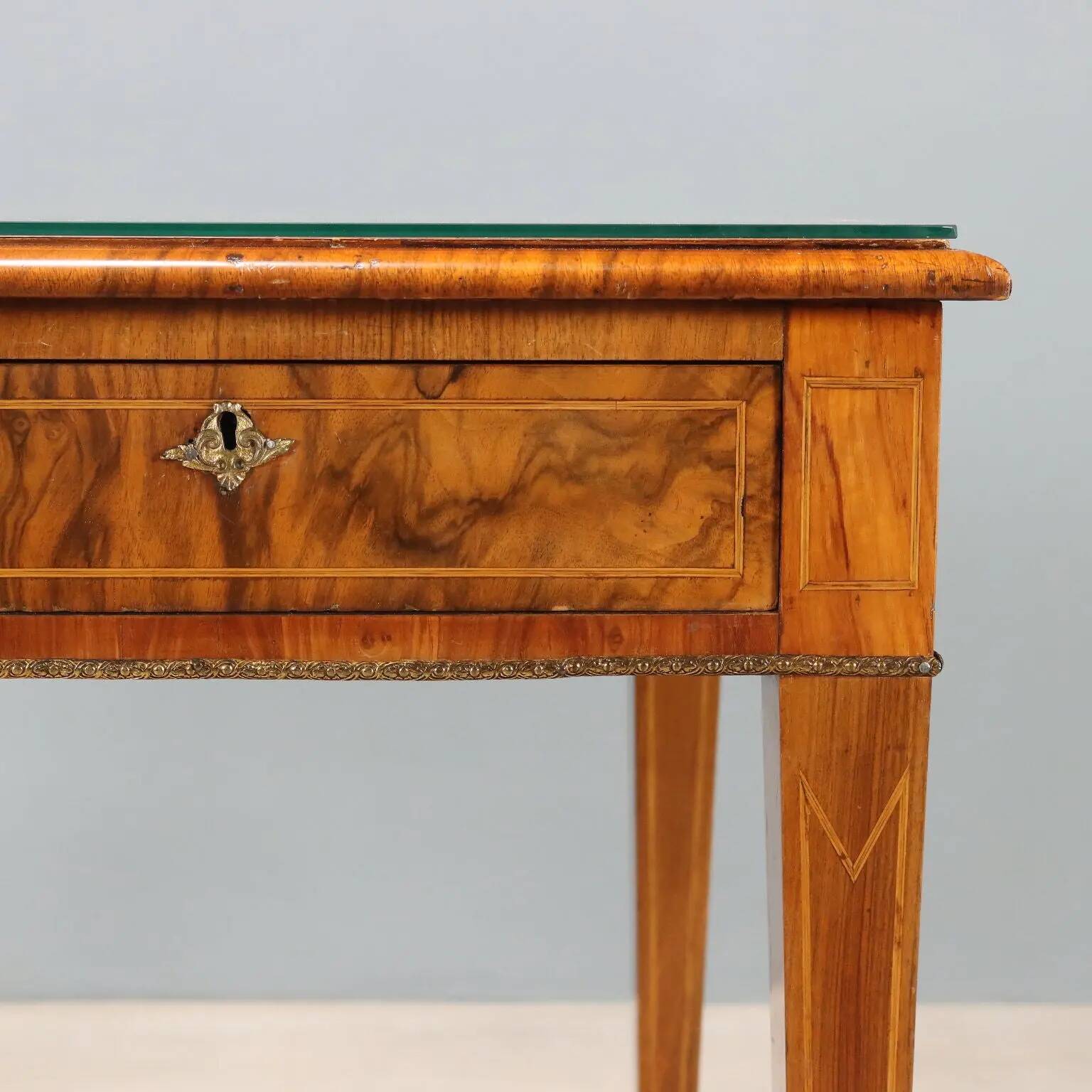 Antique writing desk in walnut and rosewood, United Kingdom, 19th century.