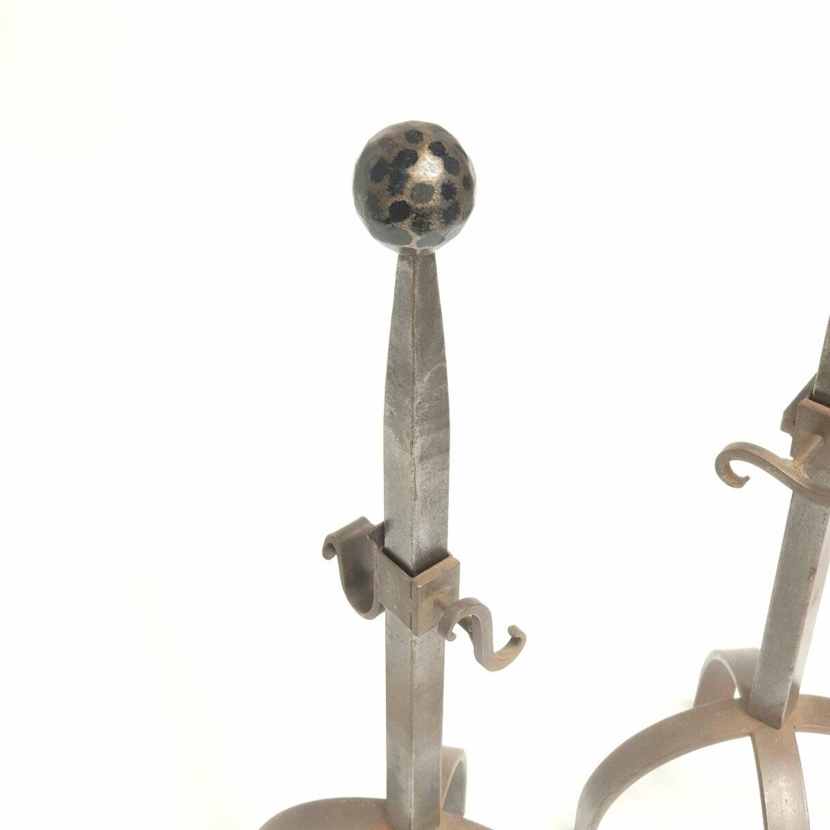 Paire de chenets, accessoires de cheminée en fer battu brutaliste XXe