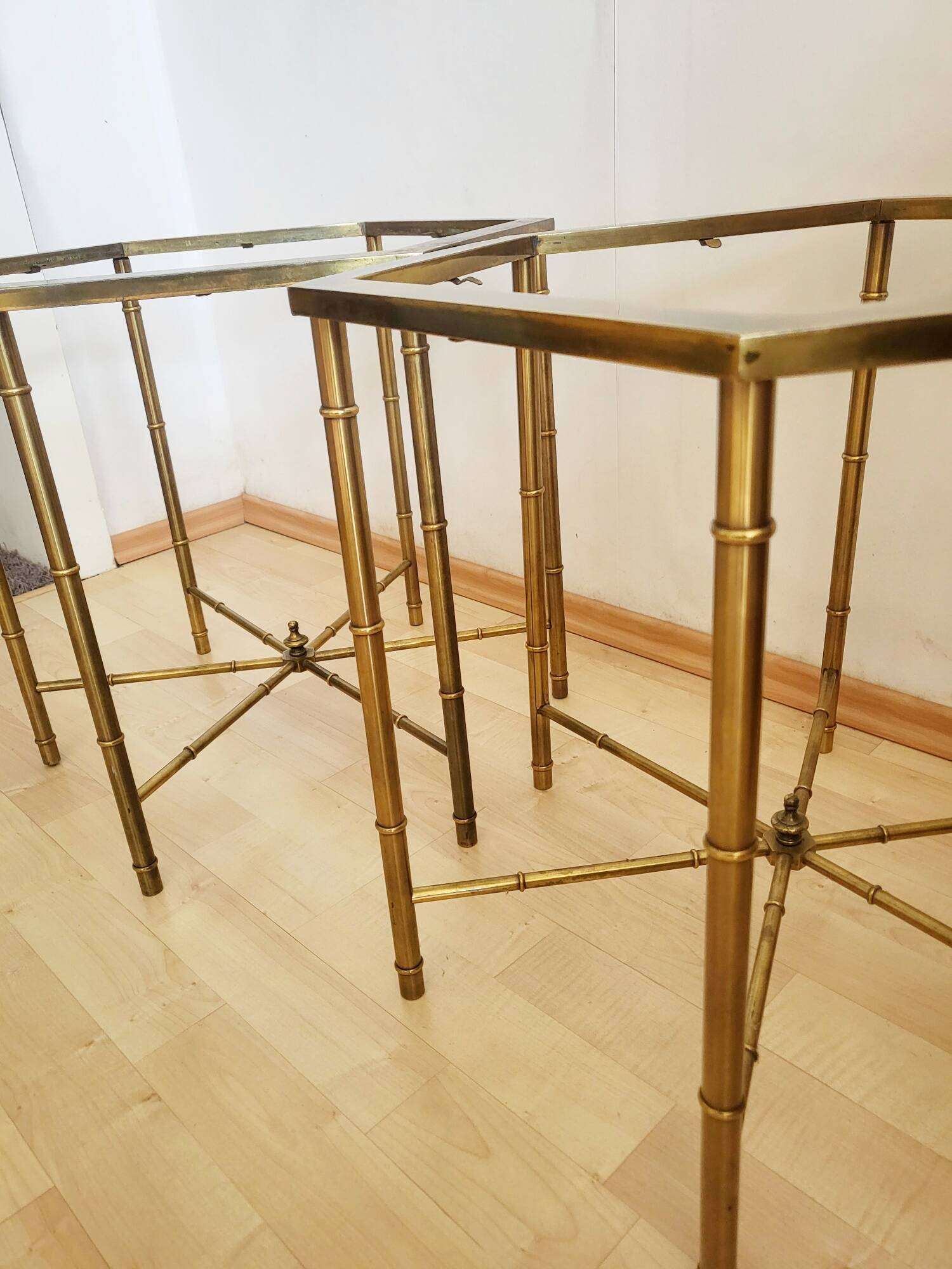 Paire de tables basses en faux bambou dans le goût de Bagues ca.1960.