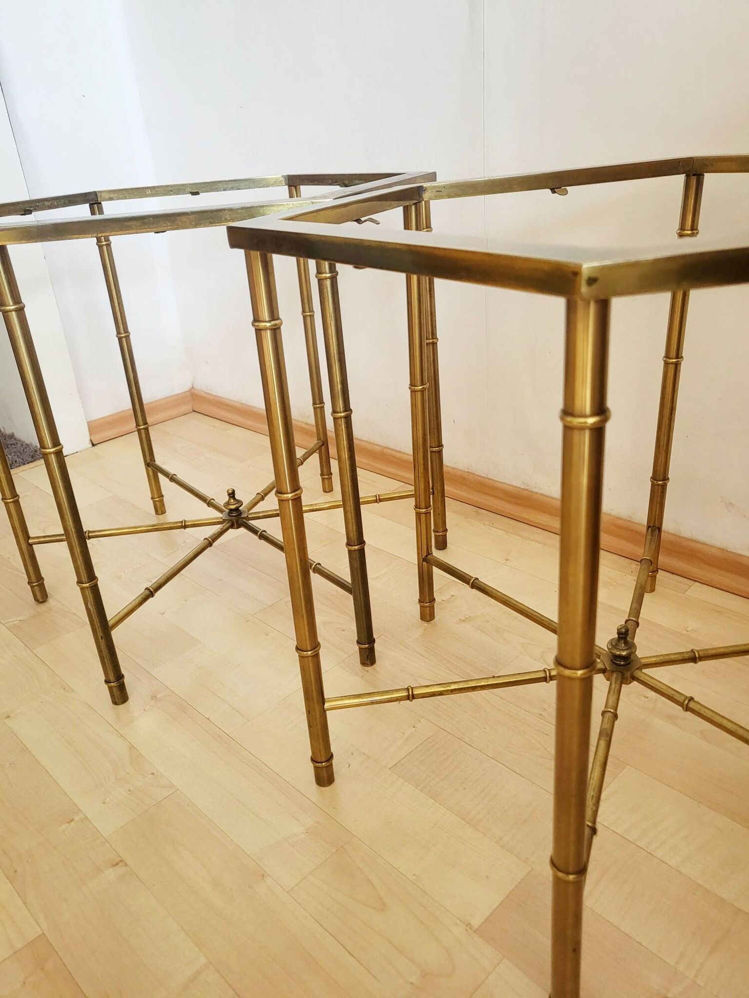 Paire de tables basses en faux bambou dans le goût de Bagues ca.1960.