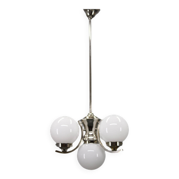 Chandelier Art Déco en chrome avec abat-jours en globe blanc, années 1930.