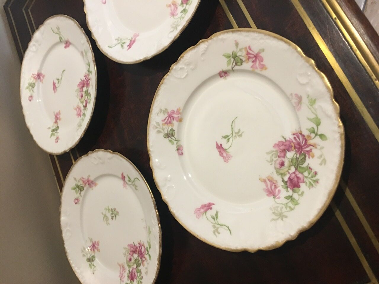 4 porcelain entremet plates