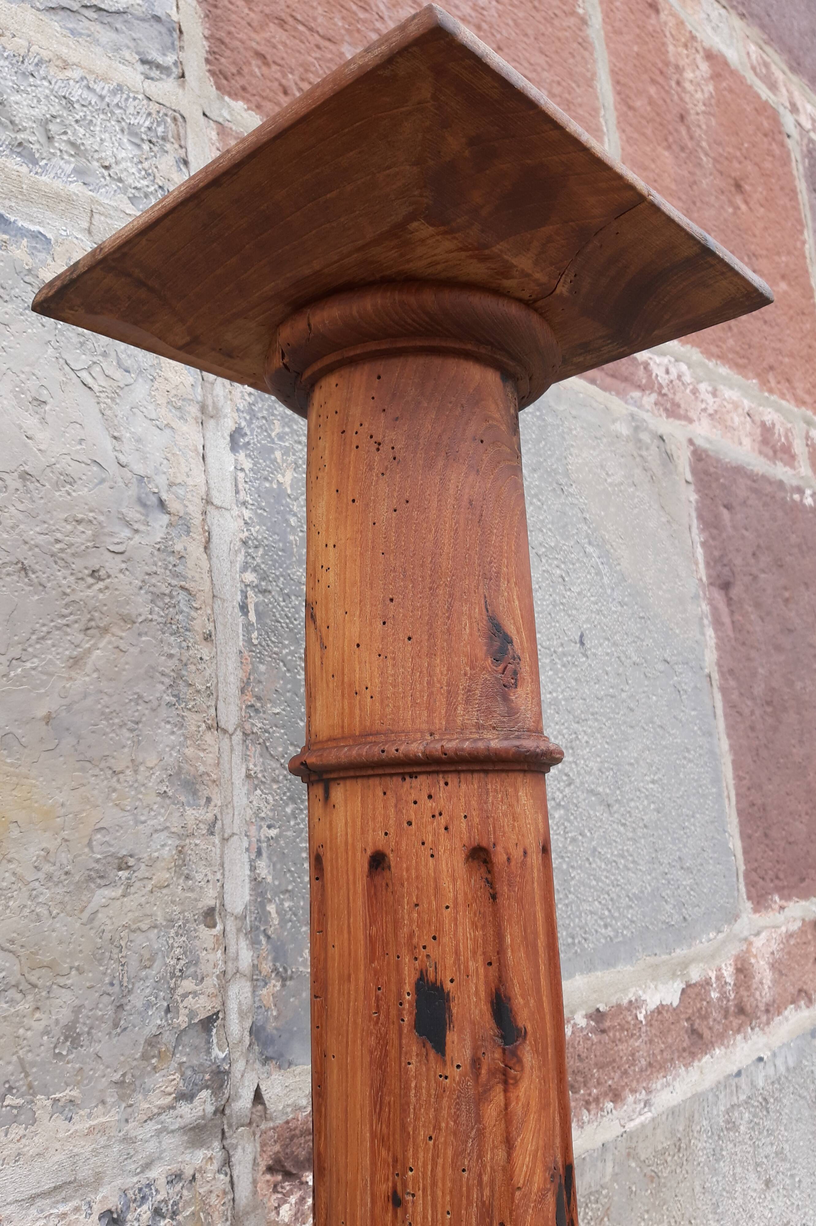 Colonne sellette en bois
