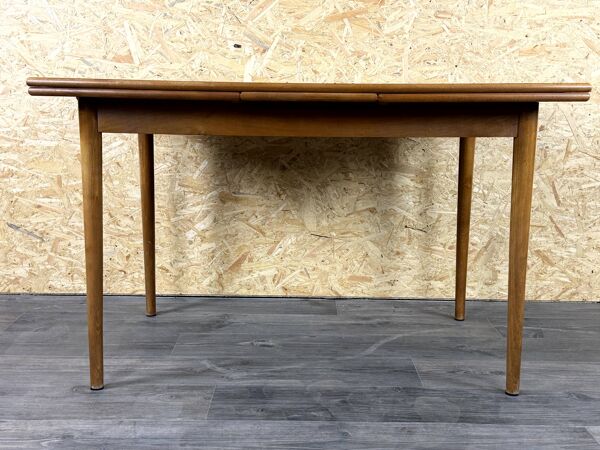 Table à manger en teck des années 1960-1970, design danois moderne, fabriquée au Danemark.