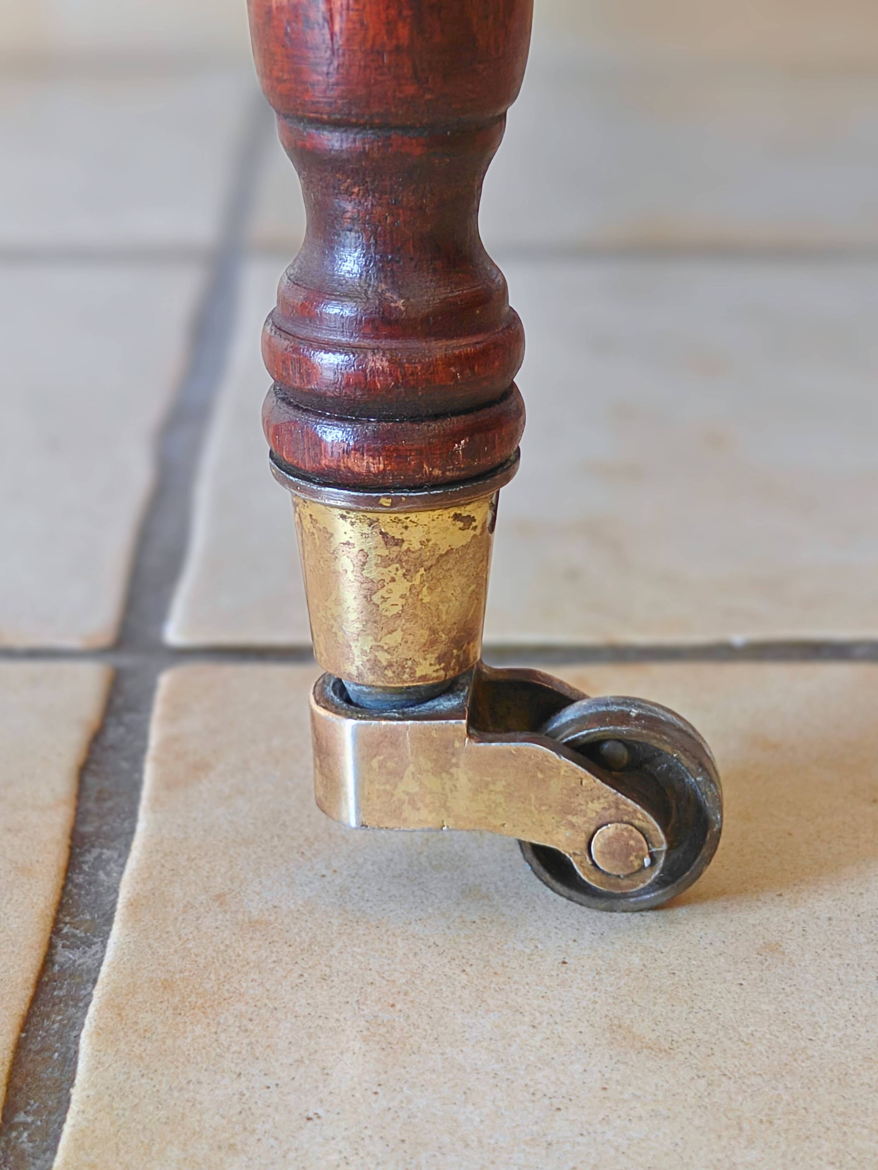 Table d'appoint en if par Bradley England