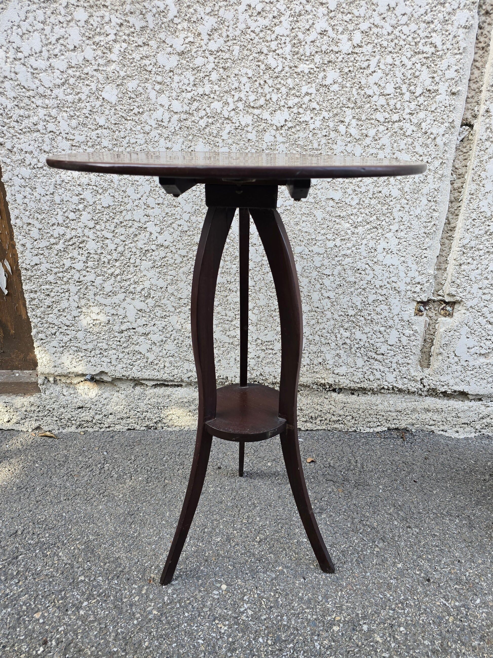 Tripod gueridon in mahogany, with a tilting top – Directoire period / early 19th century