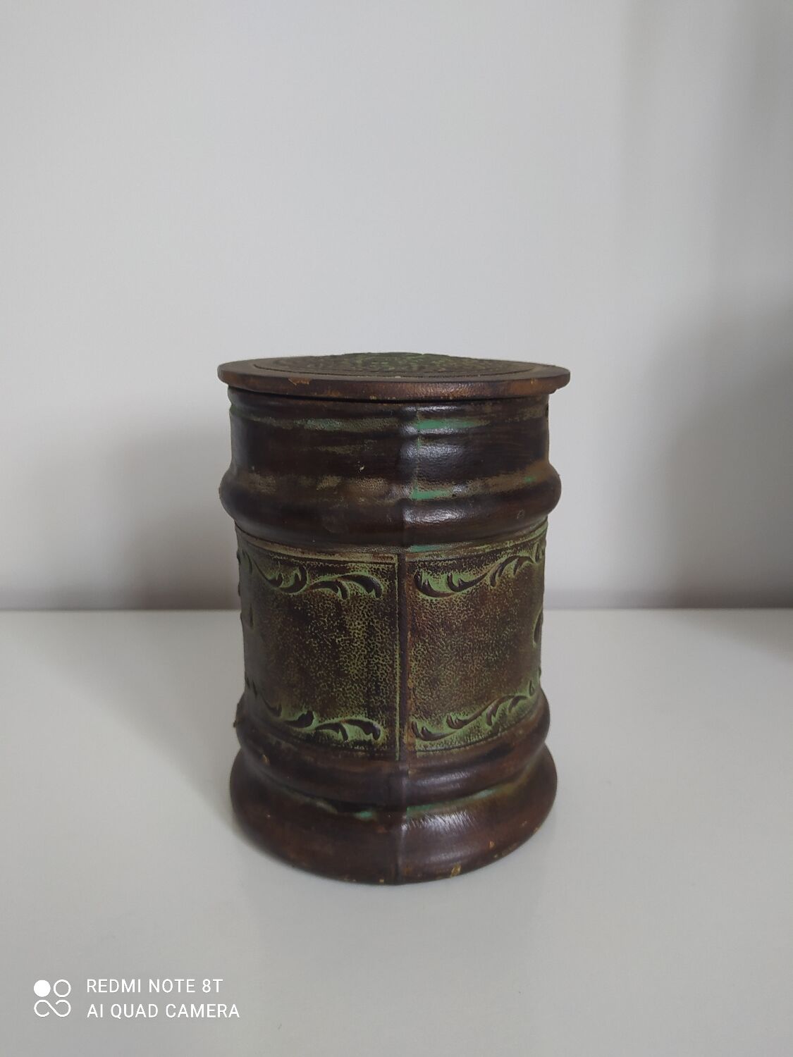 Pot à tabac en cuir et en verre